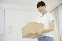 落ち着いた引越し準備をする女性