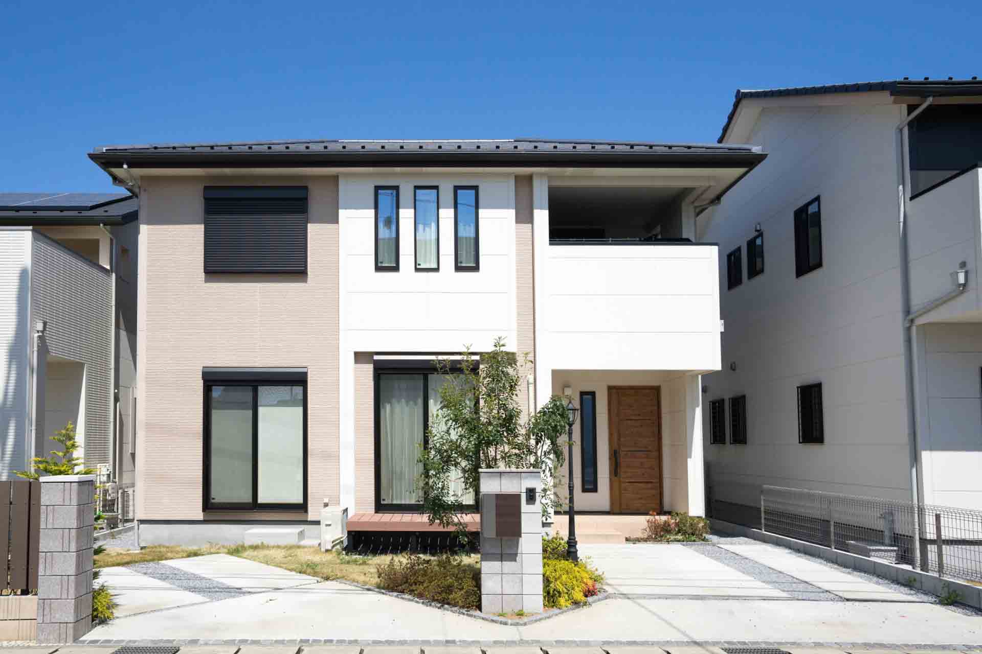 柔らかいベージュの色と白色を組み合わせることで上品な仕上がりのお家