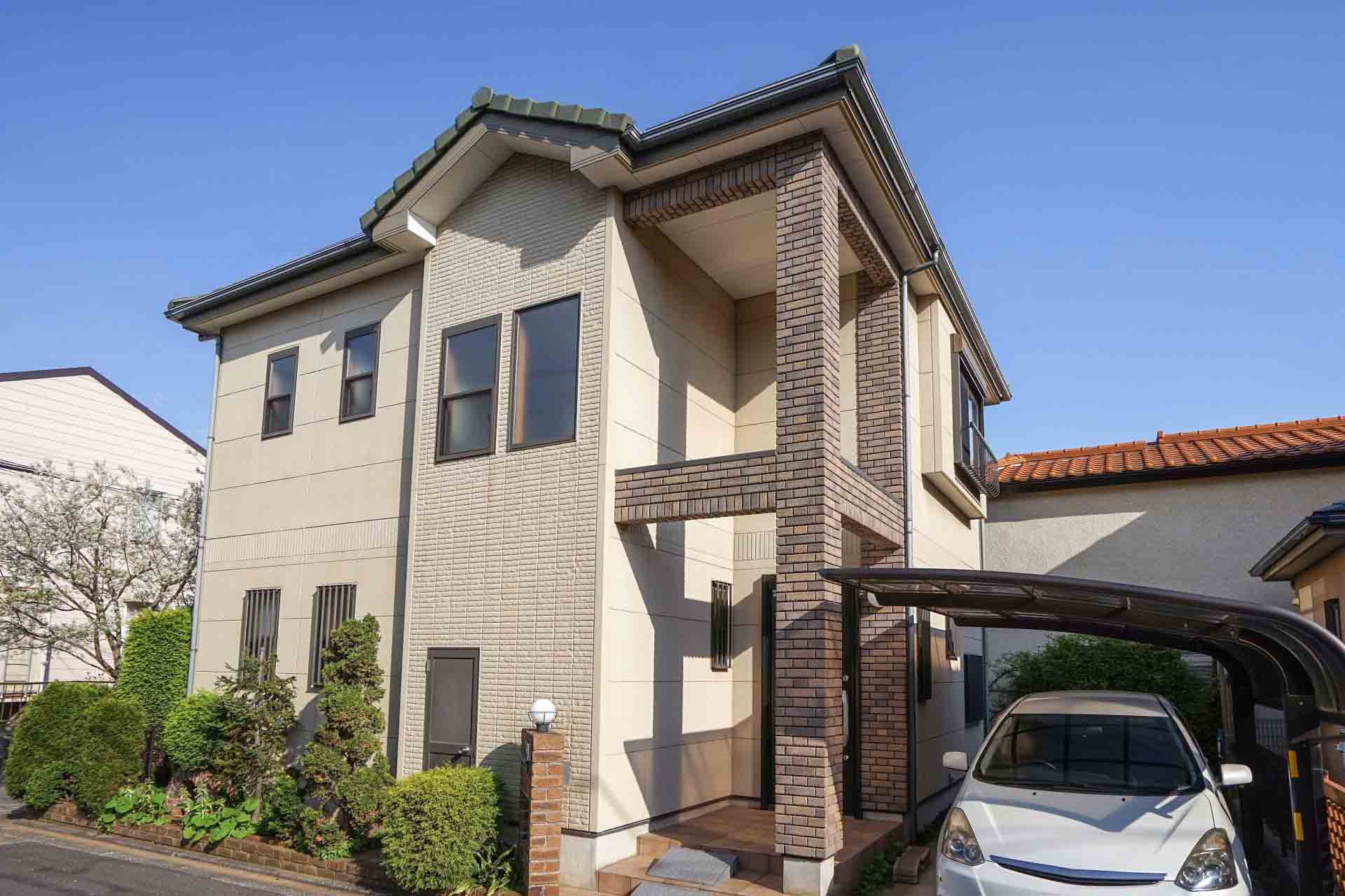 屋根と外壁の一部にレンガを使用しているが、ベージュを周りに取り入れることで落ち着いた雰囲気のお家