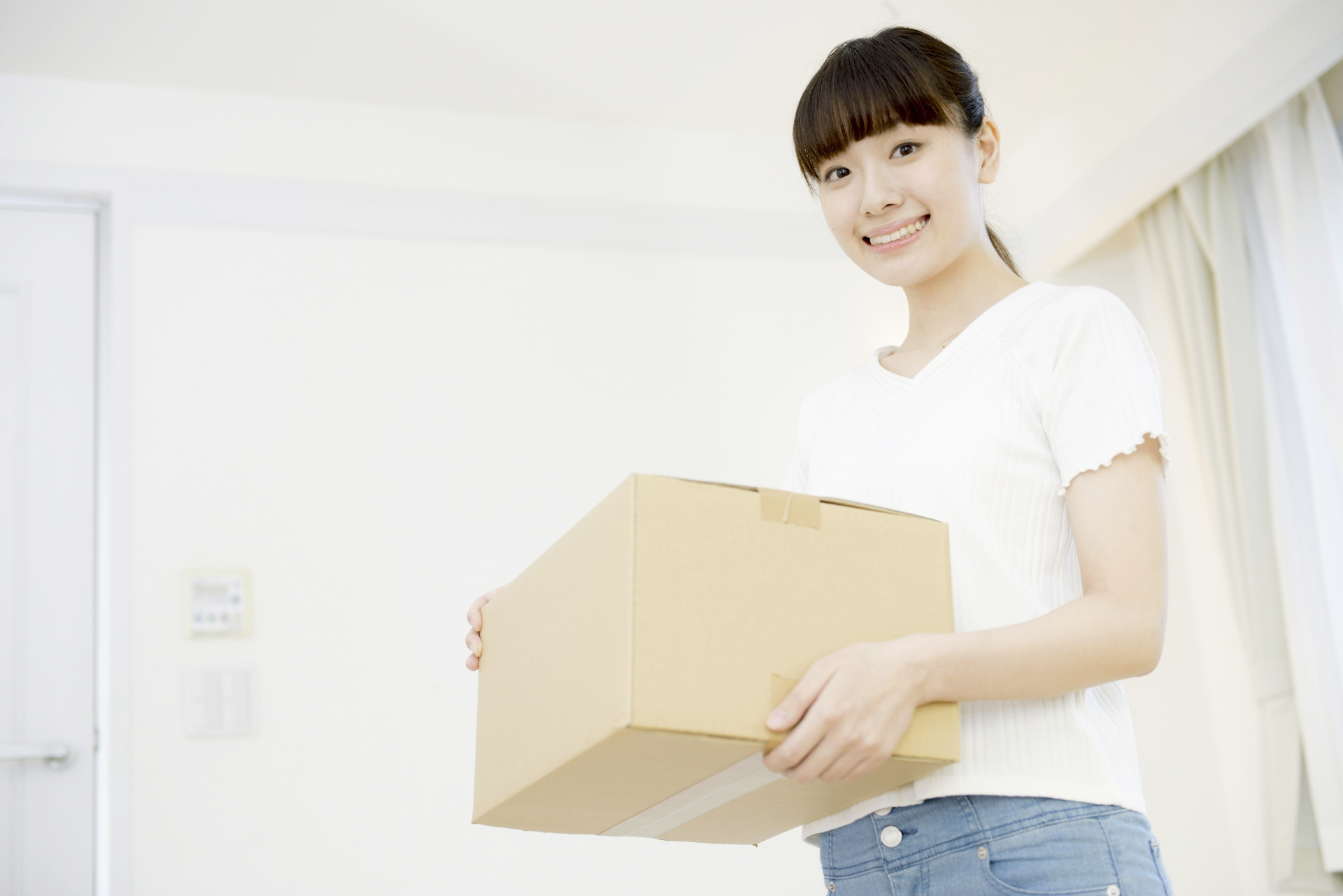 落ち着いた引越し準備をする女性